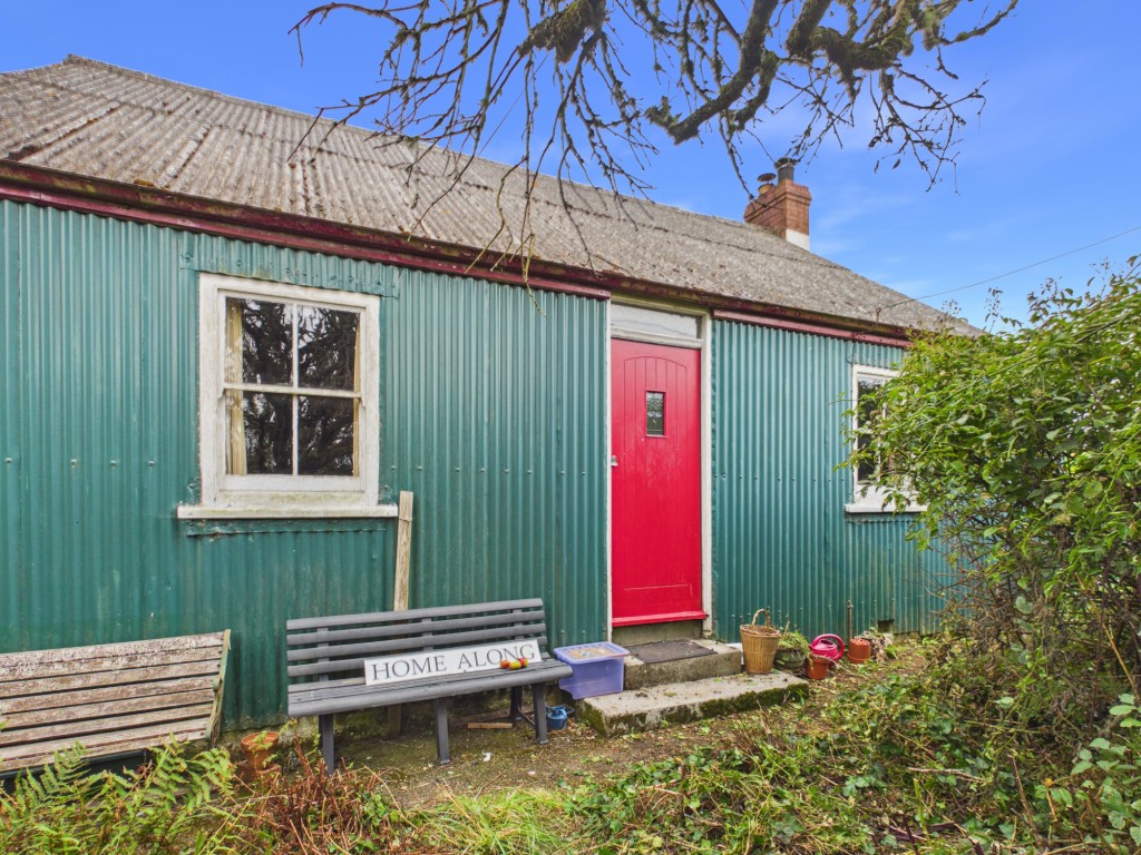 Lot: 134 - DETACHED IRON-CLAD BUNGALOW WITH RESIDENTIAL USE IN COUNTRYSIDE LOCATION - Front elevation